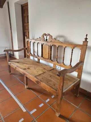 Banca de madera rústica con base de forja