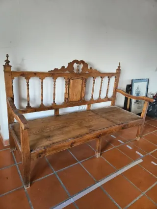 Banca de madera rústica con base de forja