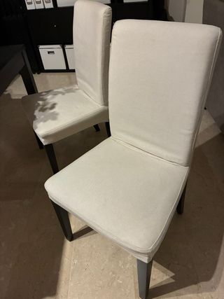 Mesa comedor y 4 sillas madera y tela