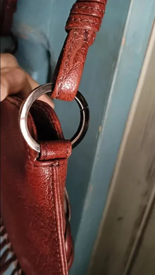 Bolso marrón de piel sintetica con flores de cuero