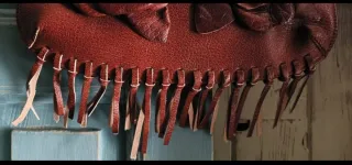 Bolso marrón de piel sintetica con flores de cuero