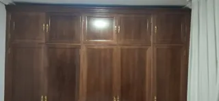 Armario de madera marrón