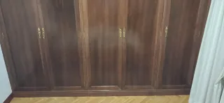 Armario de madera marrón