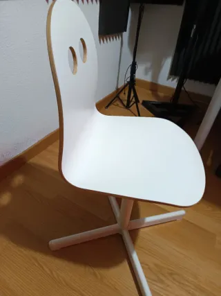 Silla infantil blanca para escritorio