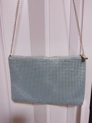Bolso azul celeste cadena plata...muy bonito,