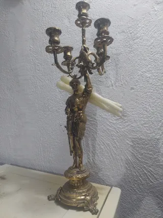 Candelabro de Bronce con Figura