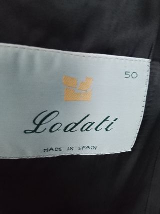 Americana negra con puntitos blancos, talla 50.