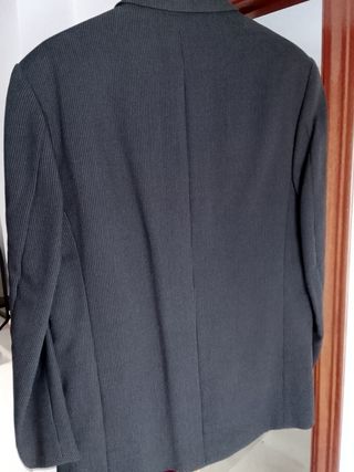 Americana negra con puntitos blancos, talla 50.