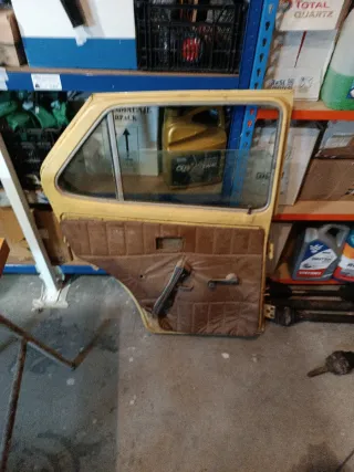 Puerta trasera izquierda