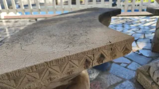 Mesa y bancos de piedra tallada