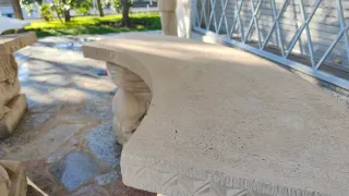 Mesa y bancos de piedra tallada