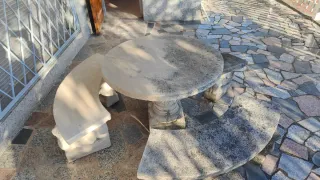 Mesa y bancos de piedra tallada