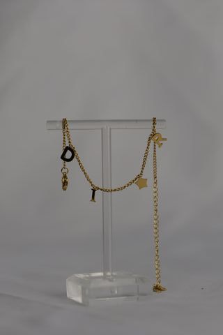 Pulsera Dior dorada con letras y estrellas
