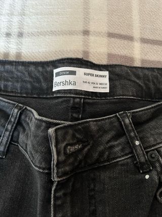 Pantalón vaquero Bershka negro roto