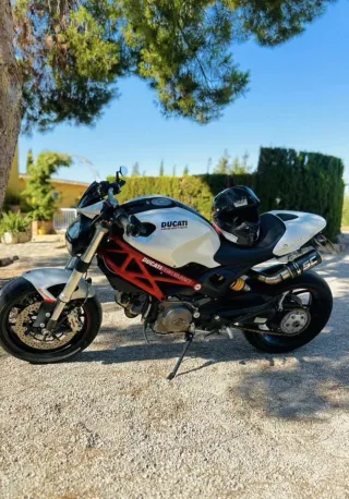 Ducati Monster 796 ABS Blanca y Roja