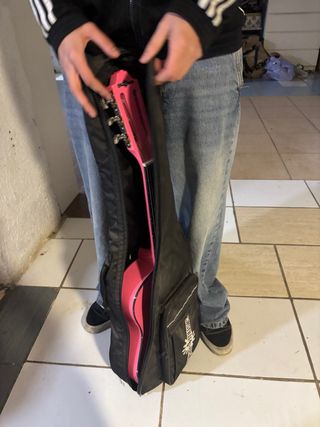 Guitarra Clásica Rosa con funda incluida