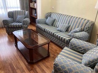 Conjunto de sofás de tela y madera