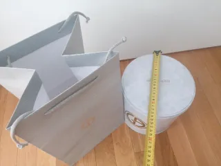 Armani Caja Redonda y Bolsa Gris