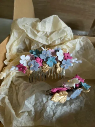 Tocado y broche floral hecho a mano