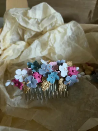 Tocado y broche floral hecho a mano