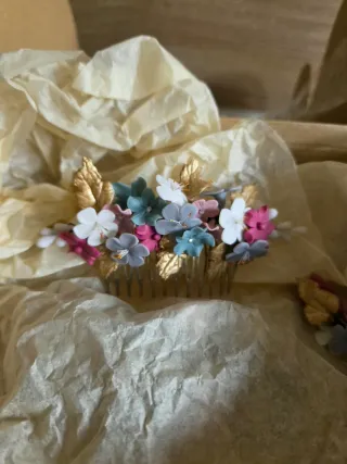 Tocado y broche floral hecho a mano