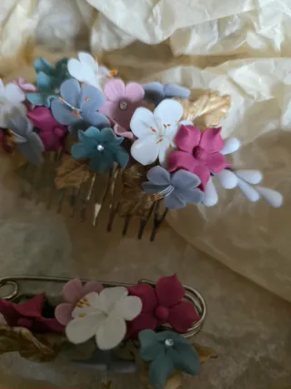 Tocado y broche floral hecho a mano