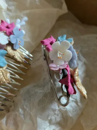 Tocado y broche floral hecho a mano