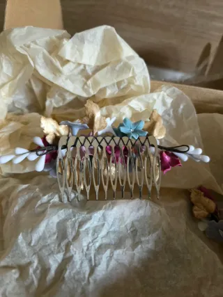 Tocado y broche floral hecho a mano