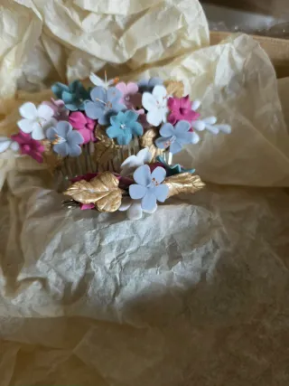 Tocado y broche floral hecho a mano