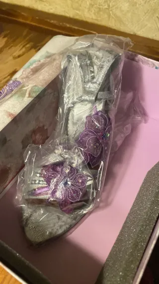 Sandalias de boda plateadas y moradas