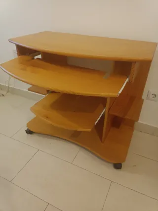 Escritorio de madera con ruedas