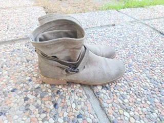 Stivaletti grigi scamosciati