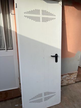 Puerta exterior blanca multiusos con rejilla