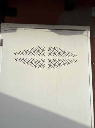 Puerta exterior blanca multiusos con rejilla