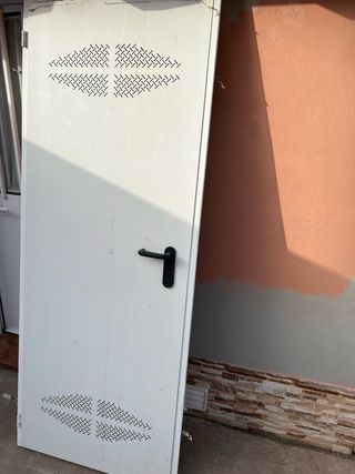 Puerta exterior blanca multiusos con rejilla