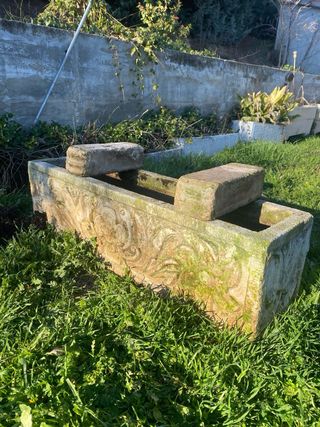 Jardinera de piedra con relieve floral
