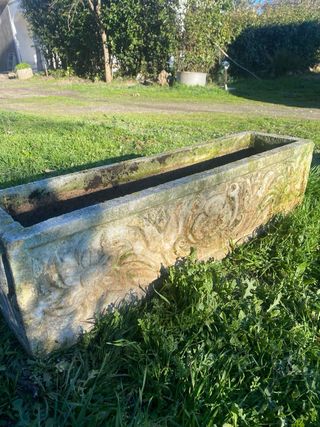 Jardinera de piedra con relieve floral