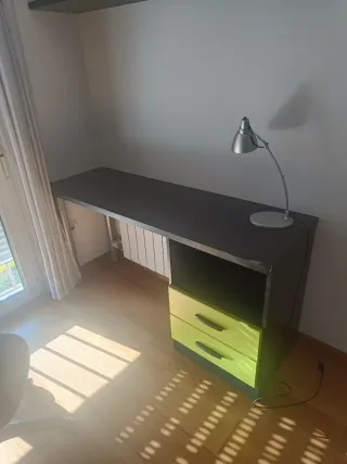 Escritorio negro y verde con cajones