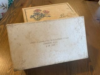 Vecchia scatola di cioccolatini floreale