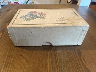 Vecchia scatola di cioccolatini floreale