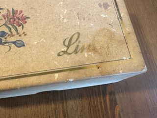 Vecchia scatola di cioccolatini floreale