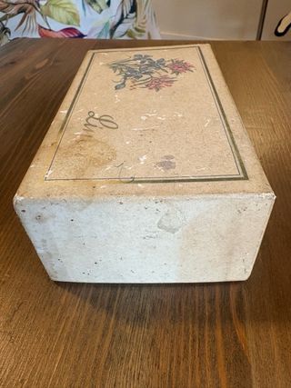 Vecchia scatola di cioccolatini floreale