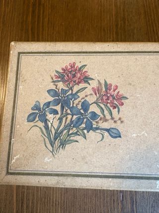 Vecchia scatola di cioccolatini floreale