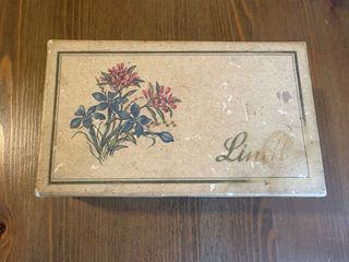 Vecchia scatola di cioccolatini floreale