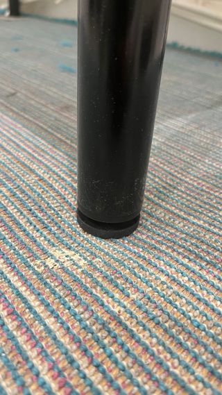 Mesa IKEA blanca patas negras ajustables