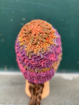 Cappello fatto a mano all'uncinetto