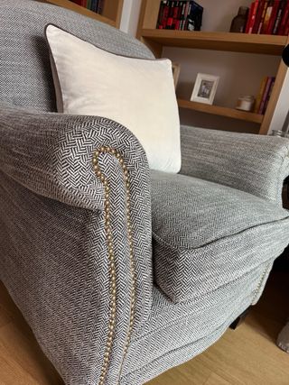 Butacas recién tapizadas con detalles metálicos