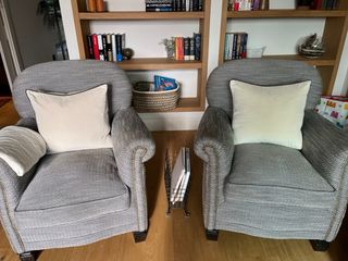 Butacas recién tapizadas con detalles metálicos