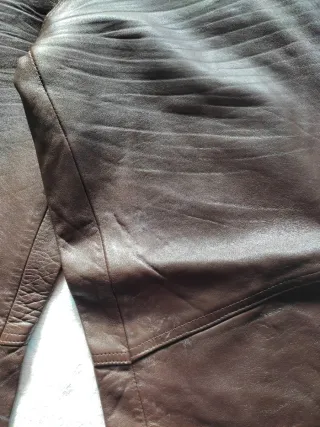 Pantalón de cuero marrón