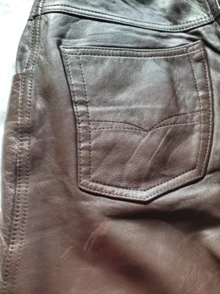 Pantalón de cuero marrón